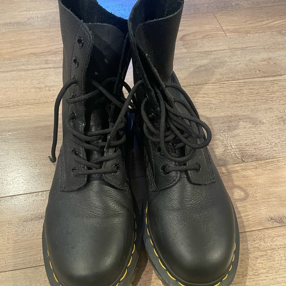 8 hole black Doc Martins - Picture 2 of 4